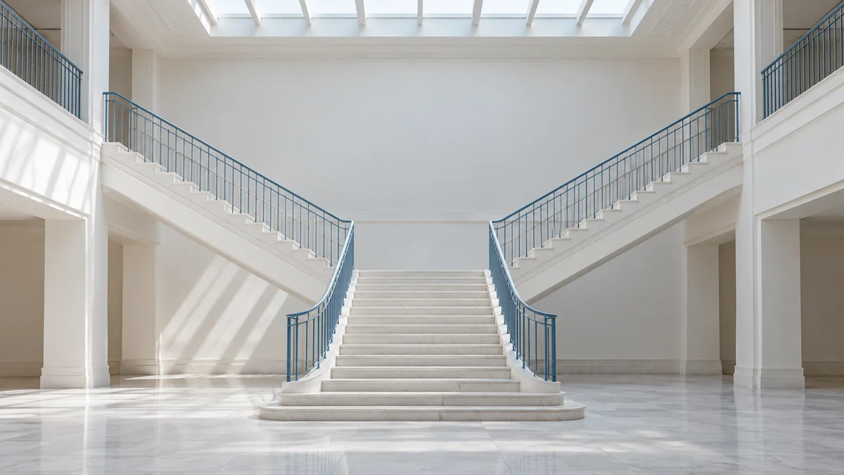 Eine weiße Steintreppe in einer hellen Eingangshalle verzweigt sich an einem gemeinsamen Absatz nach links und rechts und veranschaulicht abstrakt mögliche Anschlussfragen in AI Overviews.